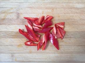 红椒去籽洗干净，切成菱形块状。