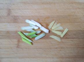 葱姜分别切好备用。