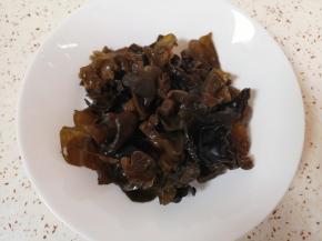 木耳提前泡发好，去根洗干净备用。