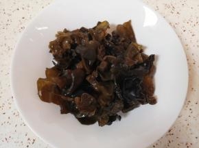 木耳提前泡发好，去根洗干净备用。