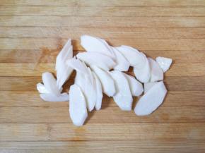 山药去皮洗干净，切成片。