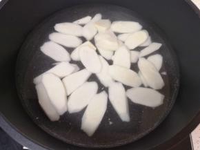 锅里放水烧开，下入山药片焯水。