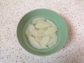 捞出过凉水备用。