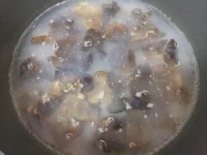 木耳同样焯水，捞出过凉水备用。