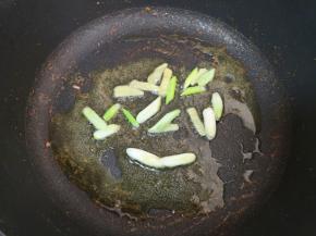 锅里倒适量的食用油烧热，下入葱姜炒香。