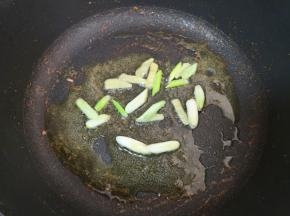锅里倒适量的食用油烧热，下入葱姜炒香。