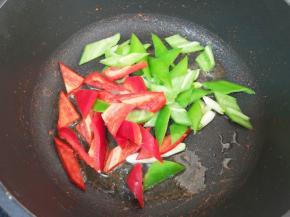 下入青红椒。