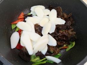 下入山药木耳。