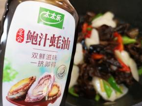 放特级鲜酱油、鲍汁蚝油调味。