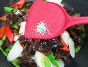 放蔬之鲜调味料增加口感。