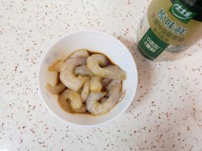 虾仁洗干净放入小碗里，加入一勺料酒和一勺特级鲜酱油，搅拌均匀腌制10分钟左右。