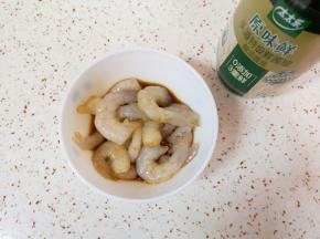 虾仁洗干净放入小碗里，加入一勺料酒和一勺特级鲜酱油，搅拌均匀腌制10分钟左右。