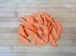 胡萝卜洗干净切成片。