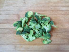 西兰花切成小朵洗干净。