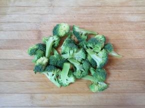 西兰花切成小朵洗干净。