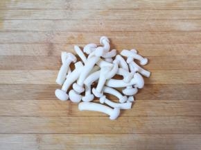 白玉菇切去根部洗干净。