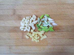 葱姜蒜切碎备用。