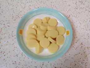 鸡蛋豆腐切成小块。