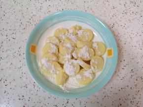 加入2勺玉米淀粉晃一下备用。