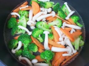 锅里放水烧开，下入胡萝卜、西兰花和白玉菇焯水，捞出过凉水备用。