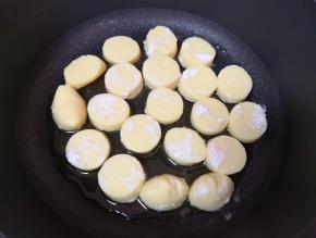 不粘锅倒油烧热，码入鸡蛋豆腐。