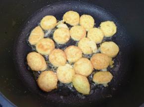 中火煎至两面金黄盛出备用（翻面的时候一定要小心，鸡蛋豆腐很容易碎）。