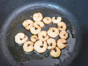 锅里留煎豆腐的余油，下入虾仁炒熟，盛出备用。