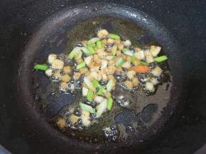锅里继续倒油烧热，下入葱姜蒜炒香。