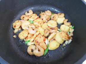 下入虾仁和鸡蛋豆腐翻炒均匀。