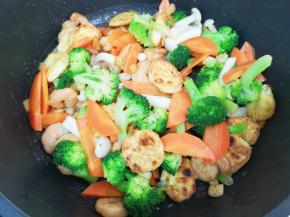 下入焯过水的蔬菜翻炒均匀。