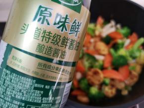 加入一勺特级鲜酱油翻炒均匀。