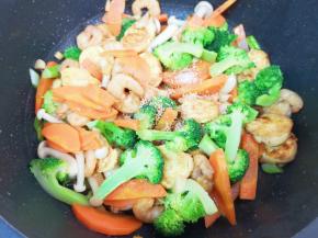 放鸡鲜调味料和盐翻炒均匀即可。