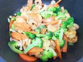放鸡鲜调味料和盐翻炒均匀即可。