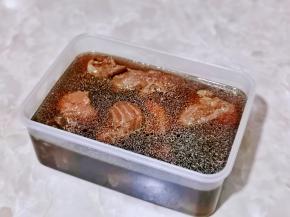 卤好的牛腱子泡3-4小时。