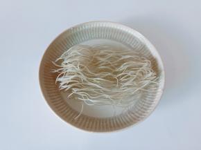 粉丝温水浸泡至软。