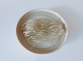 粉丝温水浸泡至软。