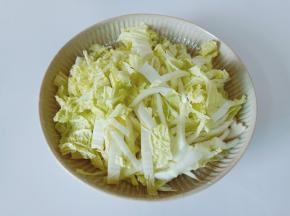白菜洗净切成小段。