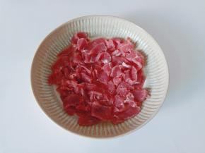 牛肉横着切成细丝。
