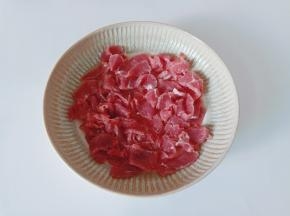 牛肉横着切成细丝。