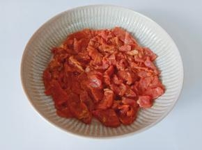 戴上手套抓拌均匀腌制15分钟。