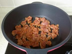 热锅热油放入牛肉丝翻炒。