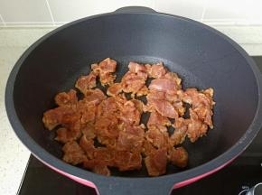 热锅热油放入牛肉丝翻炒。