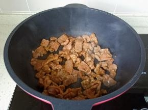 翻炒至牛肉丝变色。