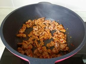 加少许的辣椒粉翻炒均匀。