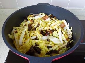 黑木耳丝翻炒均匀。