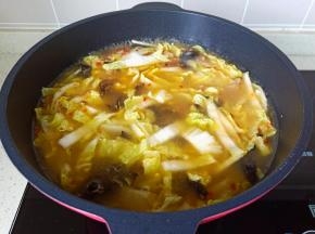 加入适量的水烧开。