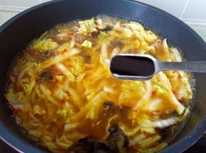 加盐与生抽调味。