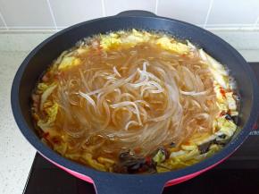 最后放入粉丝炖煮2分钟即可。