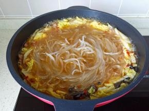 最后放入粉丝炖煮2分钟即可。