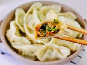 蘸上蒜蓉酱汁，太香了。